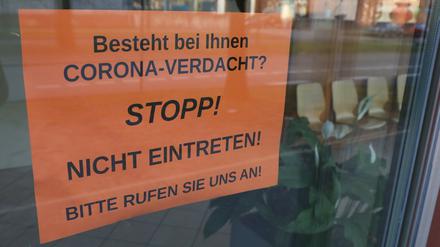 Sicherheitshinweis an einer Praxis in Potsdam.