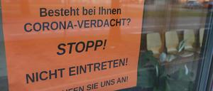Sicherheitshinweis an einer Praxis in Potsdam.