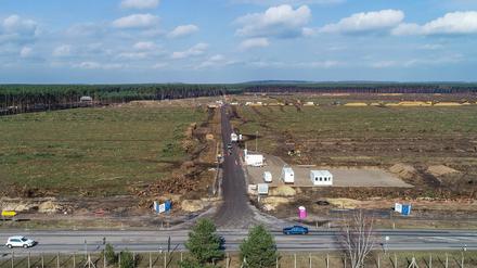 Blick auf das Gelände in Grünheide, auf dem die Fabrik entstehen soll.