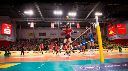 Starke Kulisse. Mit 2017 Zuschauern war die MBS-Arena zum dritten Mal bei einem Volleyballspiel ausverkauft. 