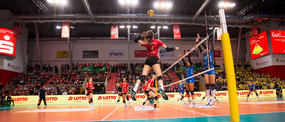 Starke Kulisse. Mit 2017 Zuschauern war die MBS-Arena zum dritten Mal bei einem Volleyballspiel ausverkauft. 