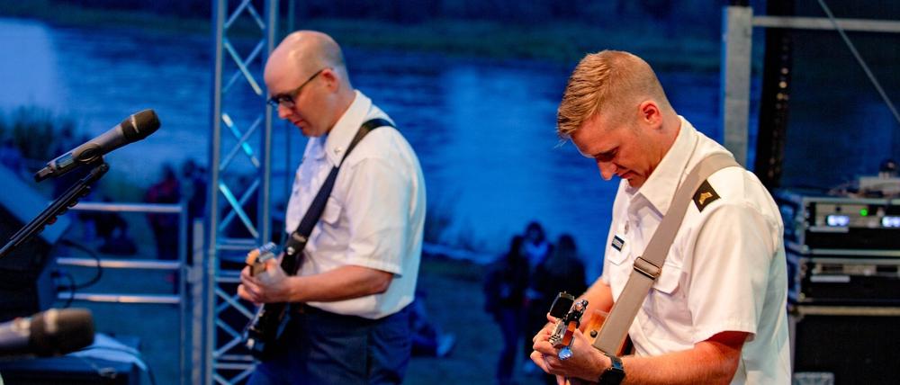 Die US Army Rock Band tritt im Nikolaisaal auf.