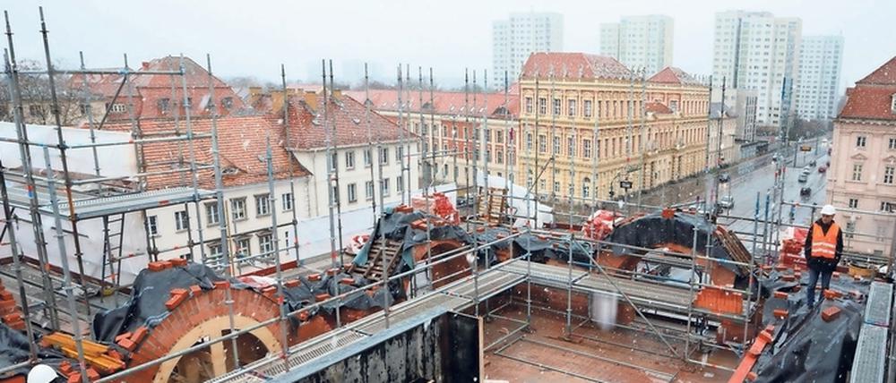 Der Garnisonkirchenturm wird derzeit Stein um Stein gemauert.
