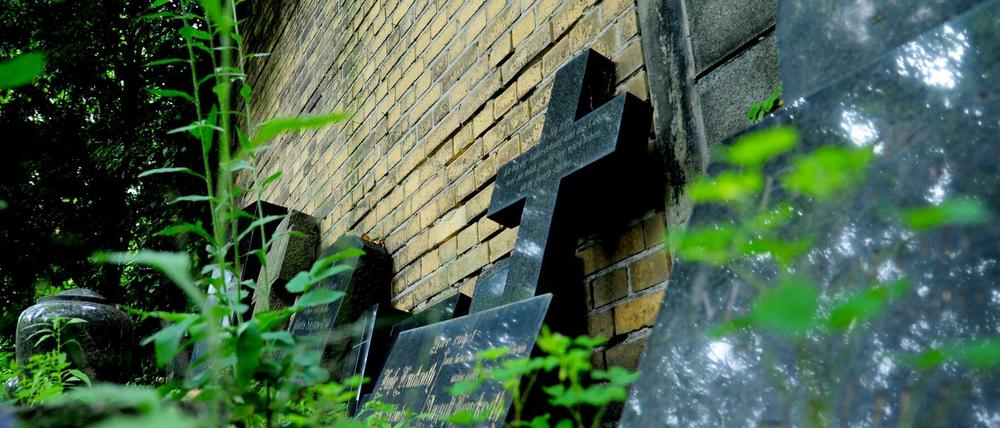 Auf einem Postdamer Friedhof haben Unbekannte Grabsteine beschädigt (Symbolbild).