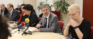 Pressekonferenz des Krisenstabs: Auskunft über die Lage gaben am Freitag Amtsärztin Kristina Böhm, Oberbürgermeister Mike Schubert (SPD), Gesundheitsbeigeordnete Brigitte Meier (SPD), Bildungsbeigeordnete Noosha Aubel (parteilos), Klinikumchef Steffen Grebner und der Ärztliche Direktor Thomas Weinke (v.r.n.l.)