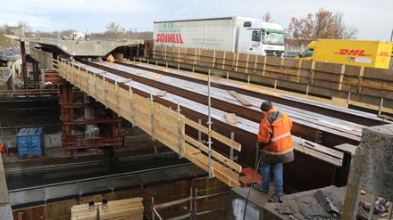 Der dritte Teil der Nuthestraßen-Brücke wartet auf das Verschieben.