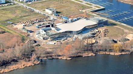 An den bestehenden Thermenbau wurde der Rohbau eines Familienbades gesetzt (r.).