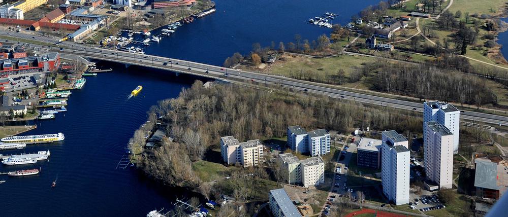 Prioritäten. Zwischen Nuthestraße und den weißen Plattenbauten in Zentrum Ost soll ein neuer Gebäuderiegel entstehen. Links davon sollen Bäume für eine Parkplatz verschwinden. Foto: Lutz Hannemann 