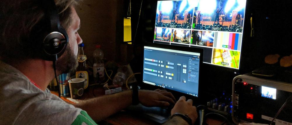 In Verbindung bleiben. Das Unternehmen Wirstreamen.es fertigt Videos an, die für den Schulunterricht zu Hause praktisch sind.