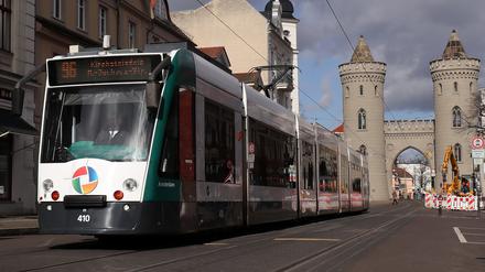 In Straßenbahnen werden die Türen zentral vom Fahrer geöffnet. Foto: Ottmar Winter PNN