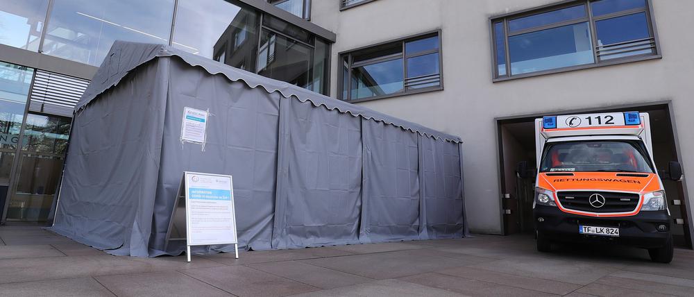 Isoliert. Am St. Josefs-Krankenhaus wird in einem Zelt getestet.