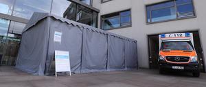 Isoliert. Am St. Josefs-Krankenhaus wird in einem Zelt getestet.
