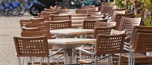 Leere Cafés. Das öffentliche Leben wird eingeschränkt aufgrund der Coronakrise. 
