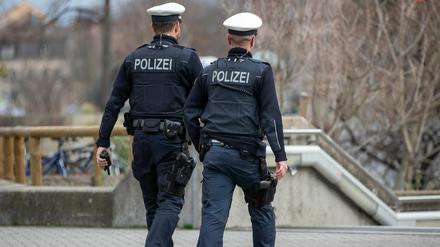 Polizisten gehen Streife.  