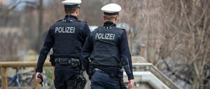 Polizisten gehen Streife.  