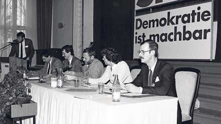 Im Wahlkampfmodus. Potsdamer SPD-Genossen beim 1. Kreistag der SPD am 3. Februar 1990 im damaligen Haus der Deutsch-Sowjetischen Freundschaft. Am Rednerpult Emil Schnell.