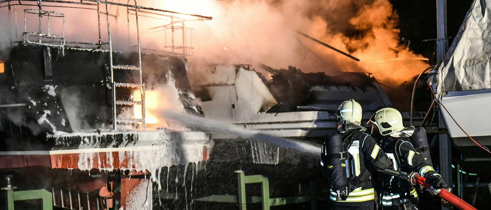 Das Feuer ist aus bislang ungeklärter Ursache ausgebrochen.