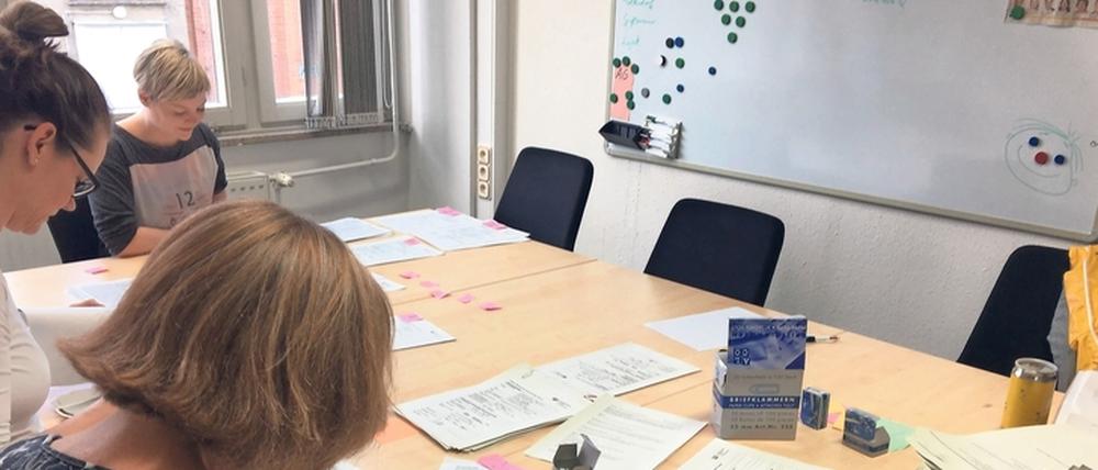 In zwei Schichten bearbeiteten Rathausmitarbeiter die Anträge.