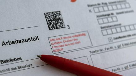 18.03.2020, Sachsen, Dresden: ILLUSTRATION - Ein Antrag für Kurzarbeitergeld der Bundesagentur für Arbeit liegt mit einem Kugelschreiber auf einem Tisch. (zu dpa "Politik schnürt Corona-Notpakete für Beschäftigte und Firmen") -Zentralbild/dpa +++ dpa-Bildfunk +++