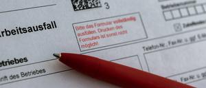 18.03.2020, Sachsen, Dresden: ILLUSTRATION - Ein Antrag für Kurzarbeitergeld der Bundesagentur für Arbeit liegt mit einem Kugelschreiber auf einem Tisch. (zu dpa "Politik schnürt Corona-Notpakete für Beschäftigte und Firmen") -Zentralbild/dpa +++ dpa-Bildfunk +++