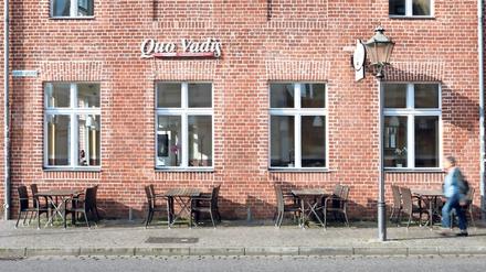 Leere Sitze. Manche Gastronomen und Händler müssen öffnen, obwohl Gäste und Kunden wegbleiben.