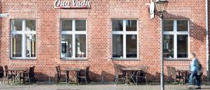 Leere Sitze. Manche Gastronomen und Händler müssen öffnen, obwohl Gäste und Kunden wegbleiben.
