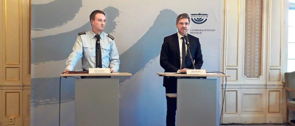 Potsdams Feuerwehrchef Ralf Krawinkel (links) und Oberbürgermeister Mike Schubert (SPD).