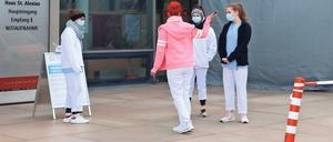 Ein Zelt für Coronatests auf dem Gelände des St. Josefs-Krankenhaus.