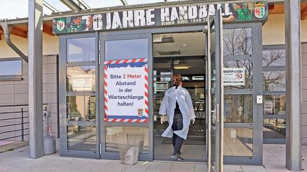 In der Turnhalle in Werder (Havel) ist seit Mittwoch die Anlaufstelle für Patienten mit Atemwegsbeschwerden in Betrieb. Geöffnet ist sie werktags von 8 bis 12 Uhr.