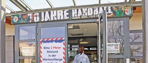 In der Turnhalle in Werder (Havel) ist seit Mittwoch die Anlaufstelle für Patienten mit Atemwegsbeschwerden in Betrieb. Geöffnet ist sie werktags von 8 bis 12 Uhr.