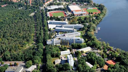 Ohne Gäste. Das Kongresshotel Templiner See mit den langgezogenen Gebäudeteilen am Luftschiffhafen.