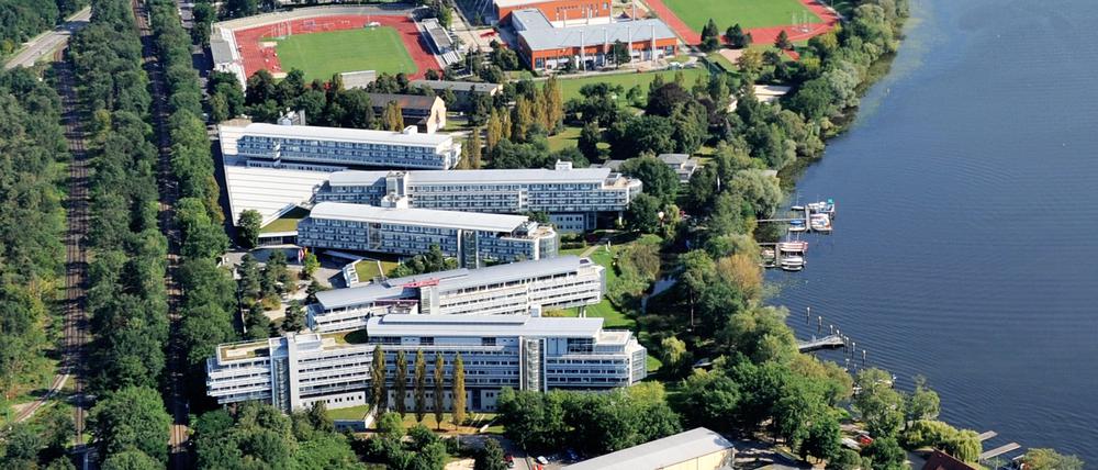 Ohne Gäste. Das Kongresshotel Templiner See mit den langgezogenen Gebäudeteilen am Luftschiffhafen.
