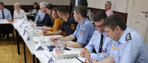 Personen aus unterschiedlichen Bereichen bilden den Krisenstab.