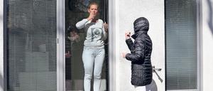 Weil Ärztin Margit Inacker Schutzausrüstung fehlt, müssen sich ihre Patienten selbst auf das Coronavirus testen. Dazu gibt sie Anweisungen durch das geschlossene Fenster und via laut gestelltem Handy. 