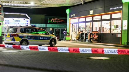 22.03.2020, Potsdam: Ein Polizeiwagen steht hinter Flatterband vor einer Tankstelle. Nach einem Überfall im Potsdamer Stadtteil Babelsberg fahndet die Polizei nach einem unbekannten Täter. Foto: Julian Stähle/dpa-Zentralbild/dpa +++ dpa-Bildfunk +++