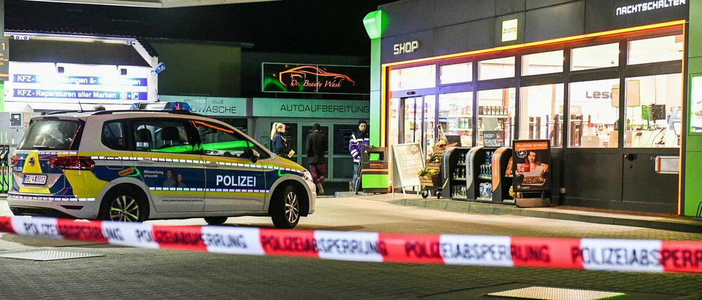 22.03.2020, Potsdam: Ein Polizeiwagen steht hinter Flatterband vor einer Tankstelle. Nach einem Überfall im Potsdamer Stadtteil Babelsberg fahndet die Polizei nach einem unbekannten Täter. Foto: Julian Stähle/dpa-Zentralbild/dpa +++ dpa-Bildfunk +++