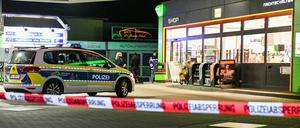 22.03.2020, Potsdam: Ein Polizeiwagen steht hinter Flatterband vor einer Tankstelle. Nach einem Überfall im Potsdamer Stadtteil Babelsberg fahndet die Polizei nach einem unbekannten Täter. Foto: Julian Stähle/dpa-Zentralbild/dpa +++ dpa-Bildfunk +++