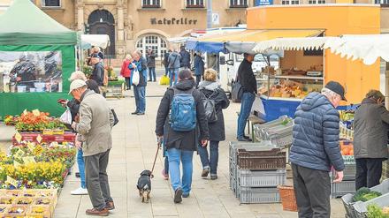Einkaufen an der frischen Luft. Der Wochenmarkt in Eberswalde (Barnim) war am Freitag trotz Coronakrise noch recht gut besucht. 