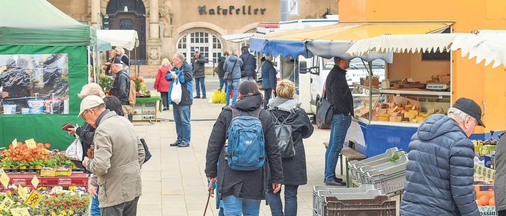 Einkaufen an der frischen Luft. Der Wochenmarkt in Eberswalde (Barnim) war am Freitag trotz Coronakrise noch recht gut besucht.