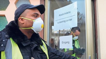 Einlasskontrolle. Mitarbeiter der Feuerwehr koordinieren den Zugang zum Testzentrum Am Stern.