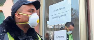 Einlasskontrolle. Mitarbeiter der Feuerwehr koordinieren den Zugang zum Testzentrum Am Stern.