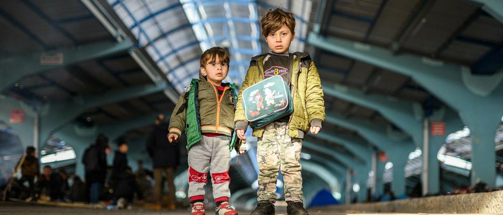 Zwei Flüchtlingskinder aus Syrien stehen in einer leeren Markthalle nahe der türkisch-griechischen Grenze.