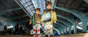 Zwei Flüchtlingskinder aus Syrien stehen in einer leeren Markthalle nahe der türkisch-griechischen Grenze.