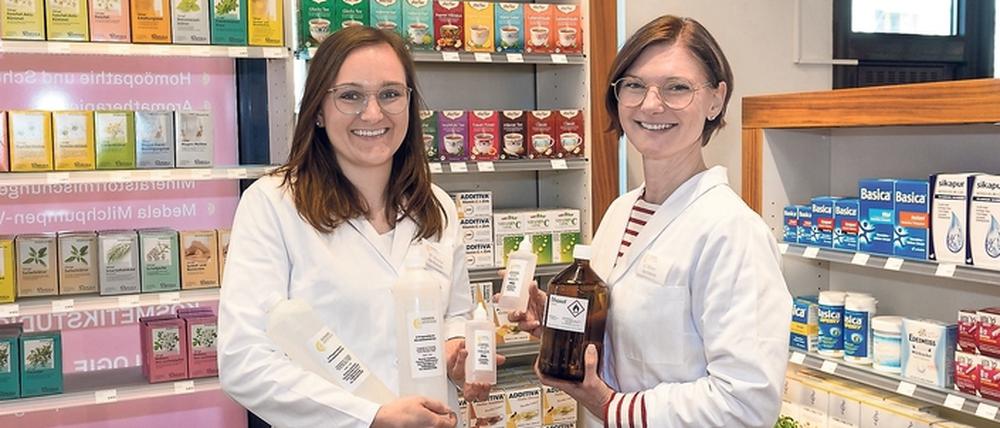 Die Apothekerinnen Claudia Hilbert-Schiller (r.) und Martine Miserius (l.).