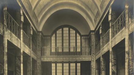 Ein Blick in die Repräsentationshalle der Seidenweberei Michel &amp; Cie um 1913.