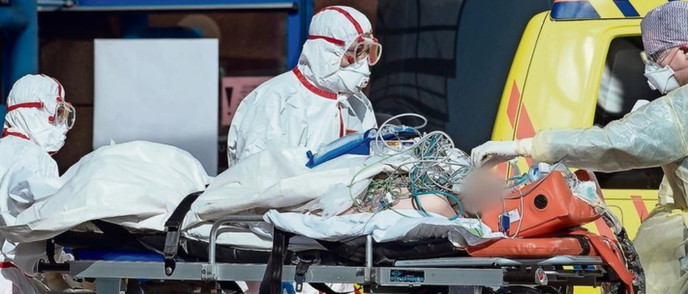 Ankunft in Leizipg. Sachsen hat bereits Covid 19-Patienten aus Italien aufgenommen, Brandenburg folgt dem Beispiel nun.