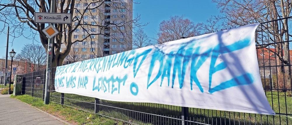 Auf einem Transparent danken Potsdamer dem Klinikumspersonal.