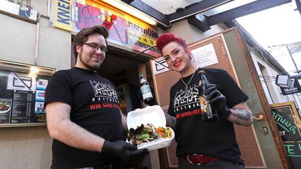 Tino Sommer und Marnie Platzke verkaufen in der Kneipe Hafthorn Burger und Fritten zum Mitnehmen.