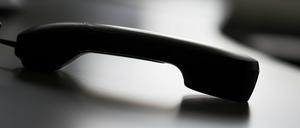 Die Polizei warnt vor Betrügern, die sich derzeit wiederholt als Polizeibeamte ausgegeben haben.