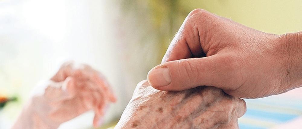 Pflegepatienten brauchen viel Zuwendung und müssen außerdem angekleidet oder gewaschen werden.